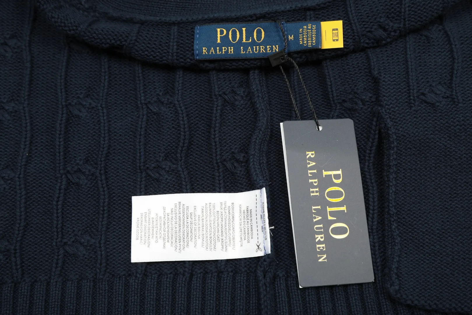 🅿️270 "Top quality" Style number: DS013# [Ralph Lauren V-neck solid color pony embroidered logo twist knitted cardigan] ✅Ralph Lauren classic basic versatile all-season couple knitted cardigan jacket ✅Main supplier platform live broadcast Wholesale entity Replacement if out of stock No removal from shelves ✅ZP quality 1:1 version Scan the code to enter the GF website Counter quality ✅Detailed quality The only one in Guangzhou Imported quality cotton yarn Focusing on high-end, cost-effective, good quality, needless to say. ✅The version is restored to the original. The maximum size can be worn up to 200 pounds. Loose, comfortable and stress-free. ✅The upper body is simple and easy to match. A must-have for ootd. Good-looking clothes are never picky. A must-have for couples with the same style. Size: S-XL. Color: black, navy, off-white, gray, light blue, khaki.